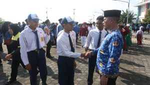 Bupati Kepulauan Anambas Aneng memimpin Upacara Peringatan Hari Anak Nasional Ke-42 Tahun 2026 di halaman Kantor Bupati Kepulauan Anambas, Kamis (23/7/2026), bersama jajaran Forkopimda, kepala OPD, pelajar, dan berbagai elemen masyarakat.