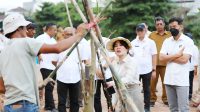 Wakil Wali Kota Batam Li Claudia Chandra menanam pohon di kawasan DAS Baloi Indah dalam program penataan ruang terbuka hijau.