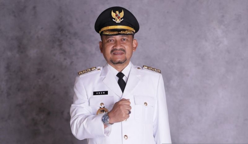 KPK menangkap Bupati Pemalang Anom Widiyantoro dalam OTT terkait dugaan korupsi proyek dan jual beli jabatan. Penyidik menyita uang lebih dari Rp2 miliar dan memeriksa 12 orang di Jakarta.