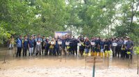 Karyawan Ascott Indonesia bersama komunitas menanam bibit mangrove di kawasan pesisir Batam sebagai bagian dari program konservasi Hari Mangrove Sedunia.