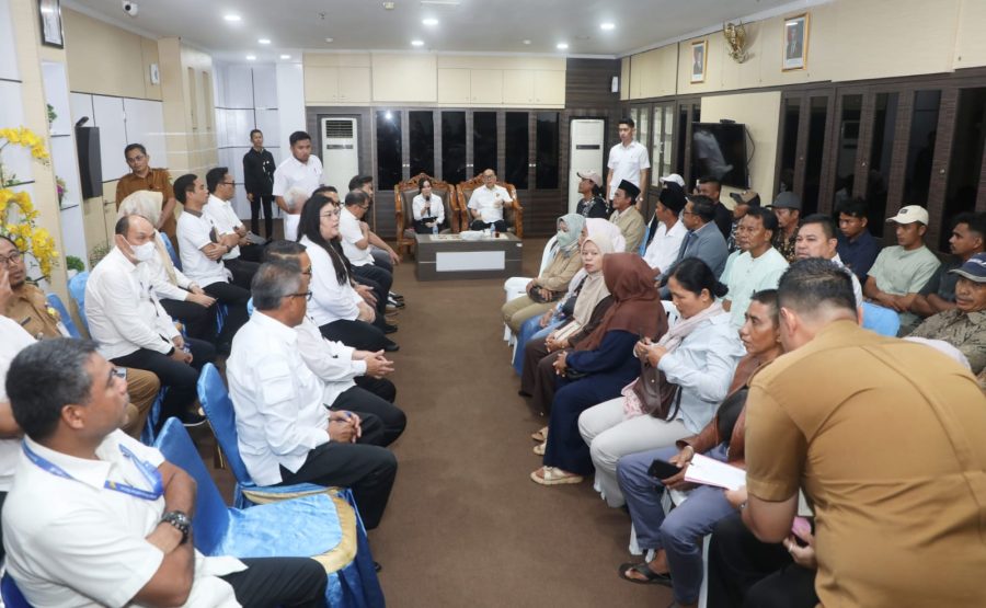 Li Claudia Chandra berdialog dengan perwakilan masyarakat Rempang membahas pembangunan Sekolah Rakyat Merah Putih.