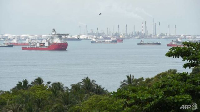 Kapal melintas di perairan antara Singapura dan Batam yang menjadi bagian jalur logistik internasional.