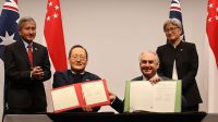 Menteri Singapura dan Australia menandatangani protokol perdagangan barang esensial di Adelaide.
