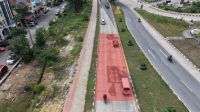 Pekerja memperbaiki Jalan Gajah Mada di Batam dengan alat berat saat proses rekonstruksi jalan berlangsung.