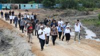 Amsakar Achmad dan Li Claudia Chandra meninjau lokasi pembangunan Sekolah Rakyat Merah Putih di Rempang yang diproyeksikan menjadi kawasan pendidikan terpadu bagi masyarakat Batam. Amsakar Achmad dan Li Claudia Chandra meninjau lokasi pembangunan Sekolah Rakyat Merah Putih di Rempang yang diproyeksikan menjadi kawasan pendidikan terpadu bagi masyarakat Batam.