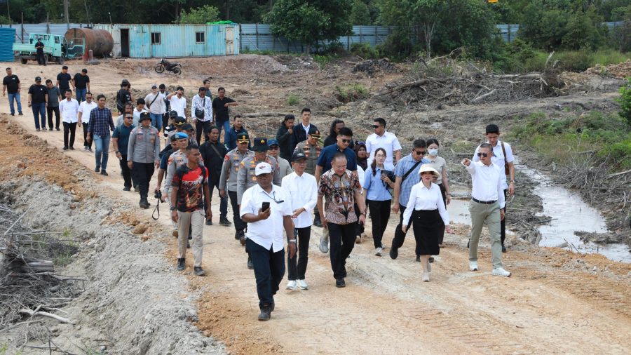 Amsakar Achmad dan Li Claudia Chandra meninjau lokasi pembangunan Sekolah Rakyat Merah Putih di Rempang yang diproyeksikan menjadi kawasan pendidikan terpadu bagi masyarakat Batam.