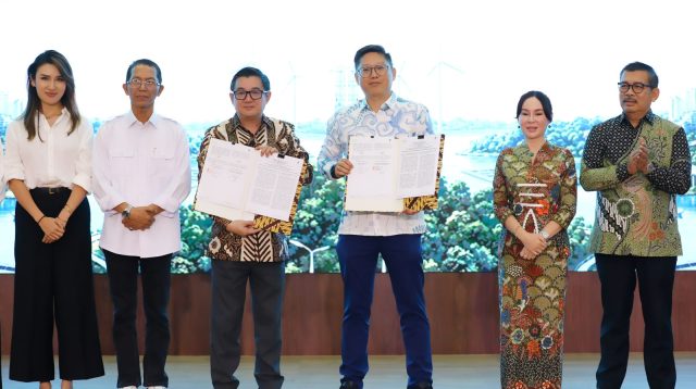 Amsakar Achmad menyaksikan penandatanganan kerja sama pasokan listrik antara PLN Batam dan PT Altiva Identity Data Center di Batam.