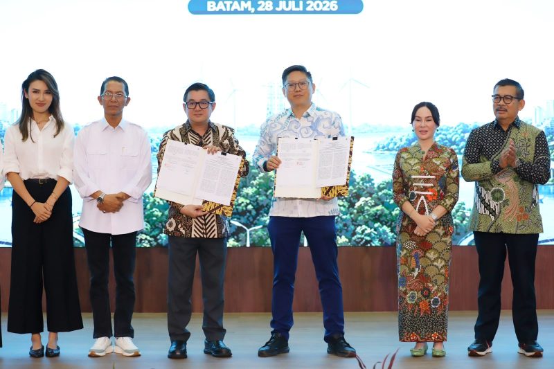 Amsakar Achmad menyaksikan penandatanganan kerja sama pasokan listrik antara PLN Batam dan PT Altiva Identity Data Center di Batam.