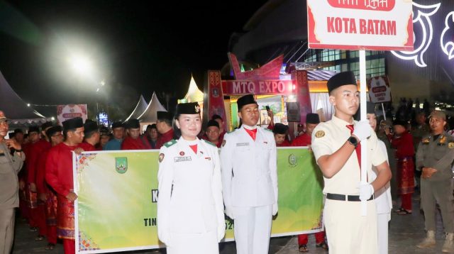 Wali Kota Batam Amsakar Achmad bersama Kafilah Kota Batam pada MTQ XII Kepri.