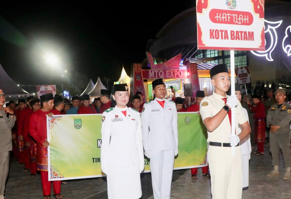 Wali Kota Batam Amsakar Achmad bersama Kafilah Kota Batam pada MTQ XII Kepri.