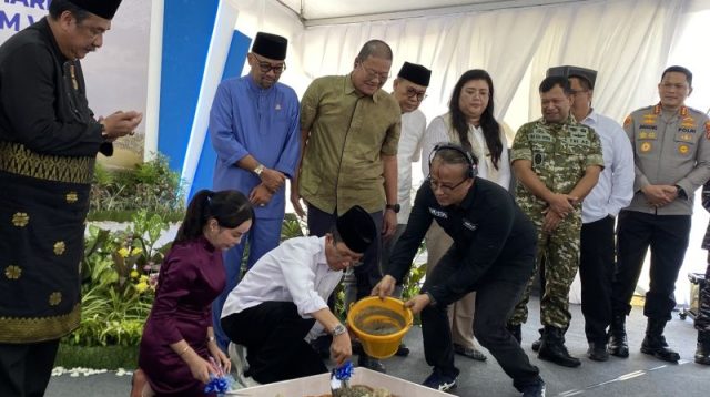 Peletakan batu pertama Bundaran Raja Ali Marhum di kawasan Bandara Hang Nadim Batam.