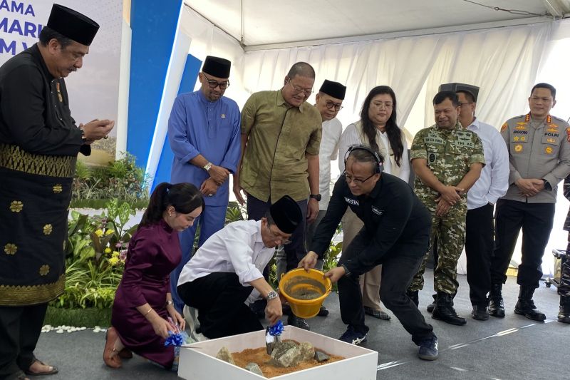 Peletakan batu pertama Bundaran Raja Ali Marhum di kawasan Bandara Hang Nadim Batam.