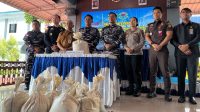 Petugas TNI AL menunjukkan puluhan karung pasir timah yang disita dari sebuah speedboat dalam pengungkapan dugaan penyelundupan di Karimun, Kepulauan Riau.