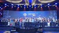 Perwakilan Telkom menerima piala Lestari Award 2026 dari Menko AHY dalam acara penghargaan di Jakarta.