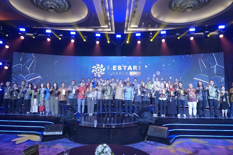 Perwakilan Telkom menerima piala Lestari Award 2026 dari Menko AHY dalam acara penghargaan di Jakarta.