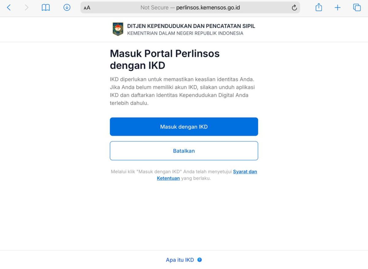 Warga mengaktifkan IKD untuk mengakses layanan Perlinsos di Batam.