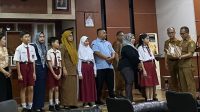 Orang tua mendampingi calon murid saat proses SPMB di Kota Batam.