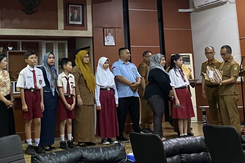 Orang tua mendampingi calon murid saat proses SPMB di Kota Batam.