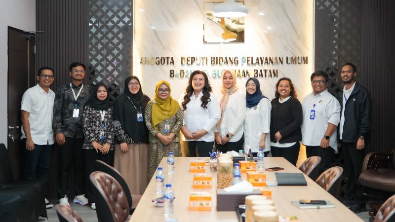 Anggota/Deputi Bidang Pelayanan Umum BP Batam Ariastuty Sirait menerima audiensi Kepala Kantor Bahasa Provinsi Kepulauan Riau Titik Wijanarti di Kantor BP Batam, Selasa (21/7/2026), membahas kolaborasi peningkatan kualitas bahasa dalam pelayanan publik.