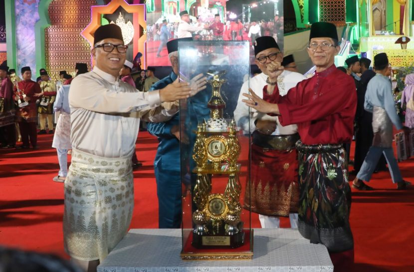 Wali Kota Batam Amsakar Achmad menerima piala juara umum MTQH XII Kepulauan Riau.