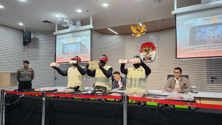 Deputi Penindakan KPK memberikan keterangan pers mengenai penetapan Bupati Sukoharjo sebagai tersangka dugaan pemerasan.