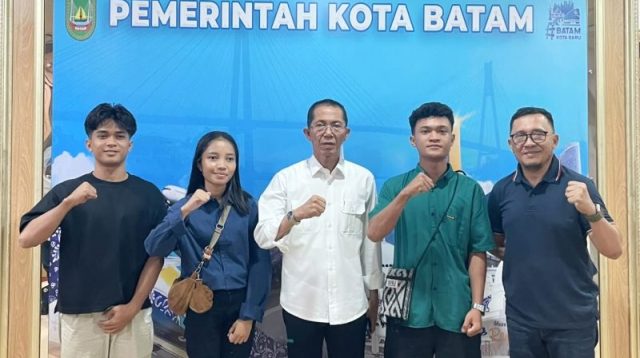Pelajar asal wilayah hinterland Batam penerima beasiswa Pemerintah Kota Batam untuk kuliah di Polibatam dan ITS.
