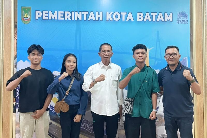 Pelajar asal wilayah hinterland Batam penerima beasiswa Pemerintah Kota Batam untuk kuliah di Polibatam dan ITS.