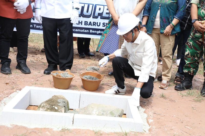 Gubernur Kepulauan Riau Ansar Ahmad dan Wali Kota Batam Amsakar Achmad menghadiri peletakan batu pertama pembangunan SMKN 13 Batam di Tanjung Buntung.