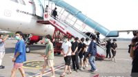 Petugas Imigrasi mengawal 92 warga negara China sebelum dideportasi melalui Bandara Soekarno-Hatta.