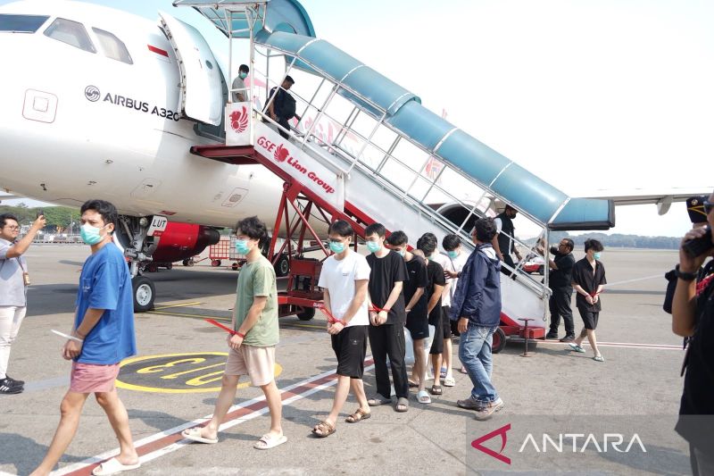 Petugas Imigrasi mengawal 92 warga negara China sebelum dideportasi melalui Bandara Soekarno-Hatta.