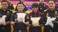 Petugas Bea Cukai memamerkan puluhan paket ekstasi yang disita dari koper seorang pilot Malaysia Airlines di Jakarta.