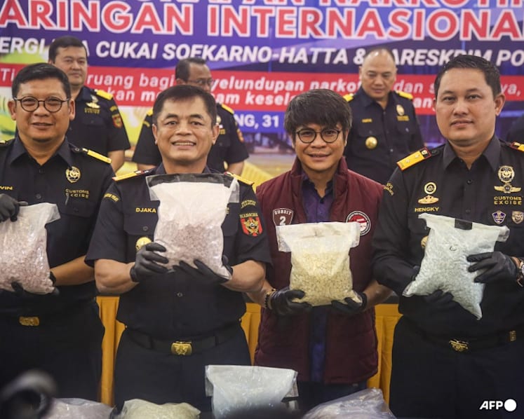 Petugas Bea Cukai memamerkan puluhan paket ekstasi yang disita dari koper seorang pilot Malaysia Airlines di Jakarta.