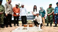 Kepala BP Batam Amsakar Achmad dan Gubernur Kepulauan Riau Ansar Ahmad saat peletakan batu pertama pembangunan SMKN 13 Batam.