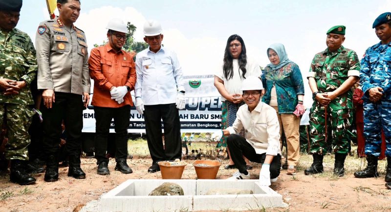 Kepala BP Batam Amsakar Achmad dan Gubernur Kepulauan Riau Ansar Ahmad saat peletakan batu pertama pembangunan SMKN 13 Batam.