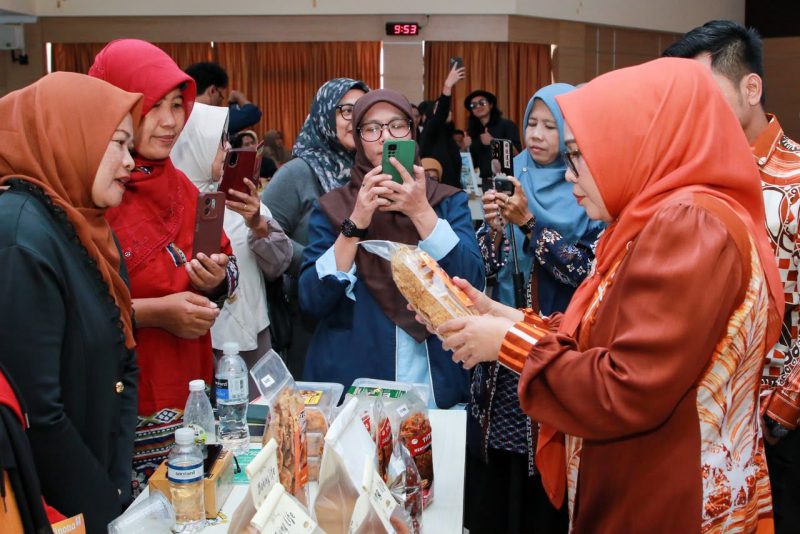 Ketua Dekranasda Kota Batam Erlita Amsakar membuka pelatihan digitalisasi pemasaran bagi pelaku IKM di Batam.