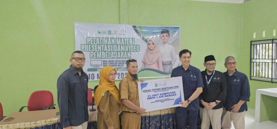 Penyerahan bantuan dari Medco E&P berupa 20 unit komputer PC dan satu unit server kepada SMP Negeri 1 Air Nangak, Teluk Siantan, Kecamatan Siantan Tengah, Kepulauan Anambas, pada Maret 2026.