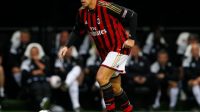Franco Baresi mengenakan seragam AC Milan saat memimpin pertandingan sebagai kapten.