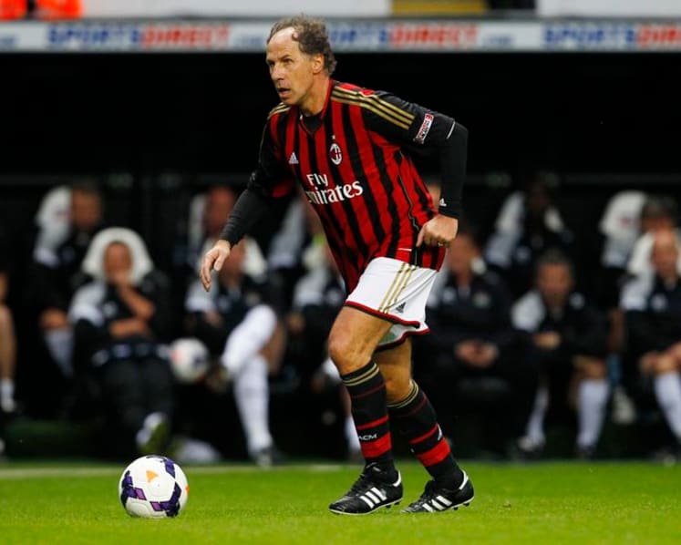 Franco Baresi mengenakan seragam AC Milan saat memimpin pertandingan sebagai kapten.
