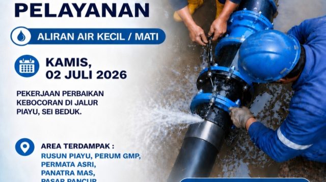 Petugas memperbaiki pipa distribusi air yang bocor di kawasan Piayu, Batam.