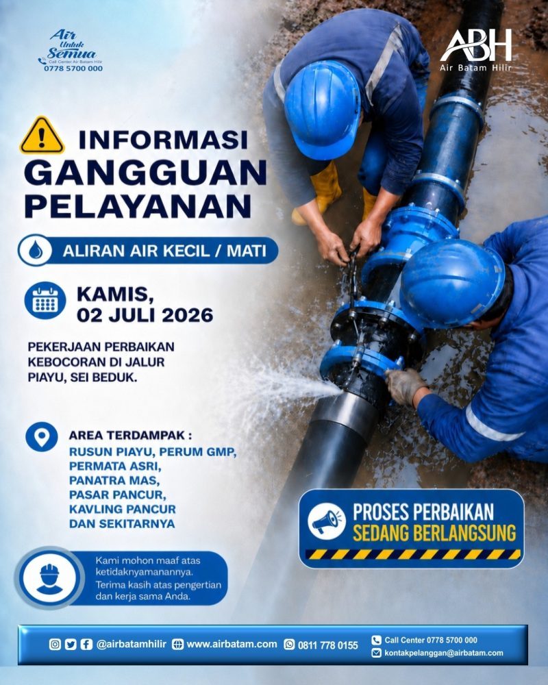 Petugas memperbaiki pipa distribusi air yang bocor di kawasan Piayu, Batam.
