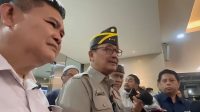 Komjen Pol (Purn) Oegroseno berbicara kepada wartawan seusai menjalani klarifikasi di Bareskrim Polri terkait penyelidikan hibah tanah Sepolwan.