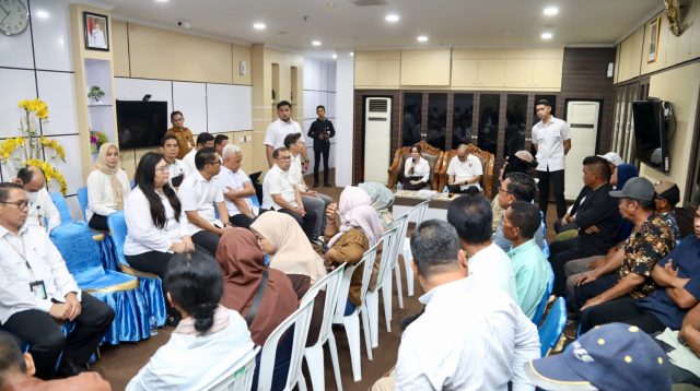 Li Claudia Chandra berdialog dengan perwakilan masyarakat Rempang membahas pembangunan Sekolah Rakyat Merah Putih.