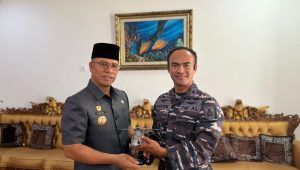 Bupati Anambas Aneng berjabat tangan dengan Danlanudal Matak Kapten Laut (P) Rayendra Jaka Loekmana saat pertemuan silaturahmi di Rumah Dinas Bupati.