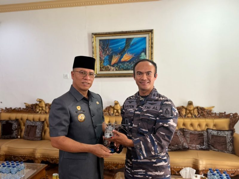 Bupati Anambas Aneng berjabat tangan dengan Danlanudal Matak Kapten Laut (P) Rayendra Jaka Loekmana saat pertemuan silaturahmi di Rumah Dinas Bupati.