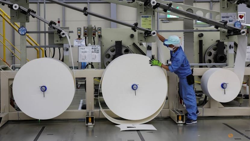 Pekerja mengoperasikan mesin produksi semikonduktor di pabrik Jepang.