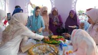 Sinta Aneng mengunjungi stan UMKM pada Bazar MTQ XII Provinsi Kepulauan Riau di Tanjungpinang.