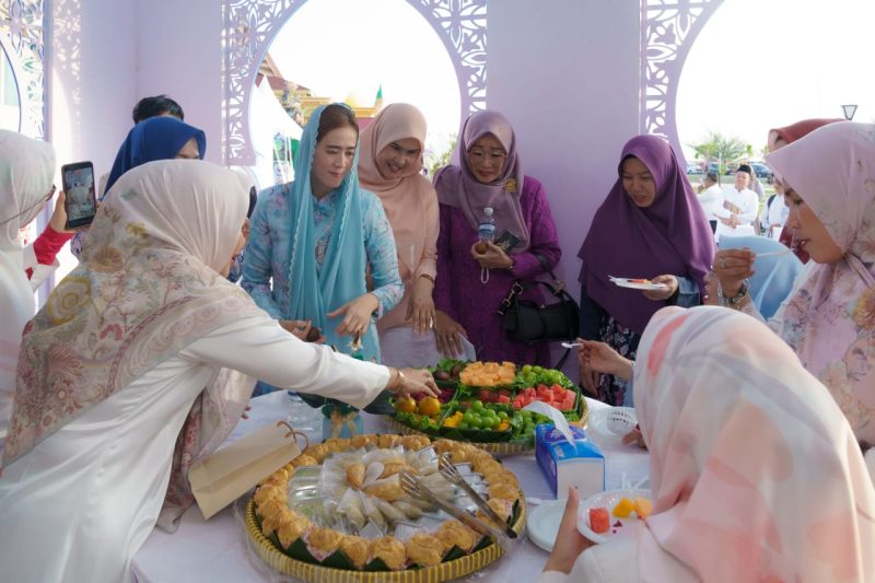 Sinta Aneng mengunjungi stan UMKM pada Bazar MTQ XII Provinsi Kepulauan Riau di Tanjungpinang.