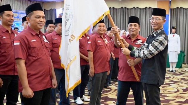 Wali Kota Batam Amsakar Achmad memberikan arahan pada pengukuhan Pengurus KBKK Kota Batam.
