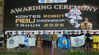 Tim robot Richie ITS menerima trofi juara KRAI 2026 di Universitas Jember.