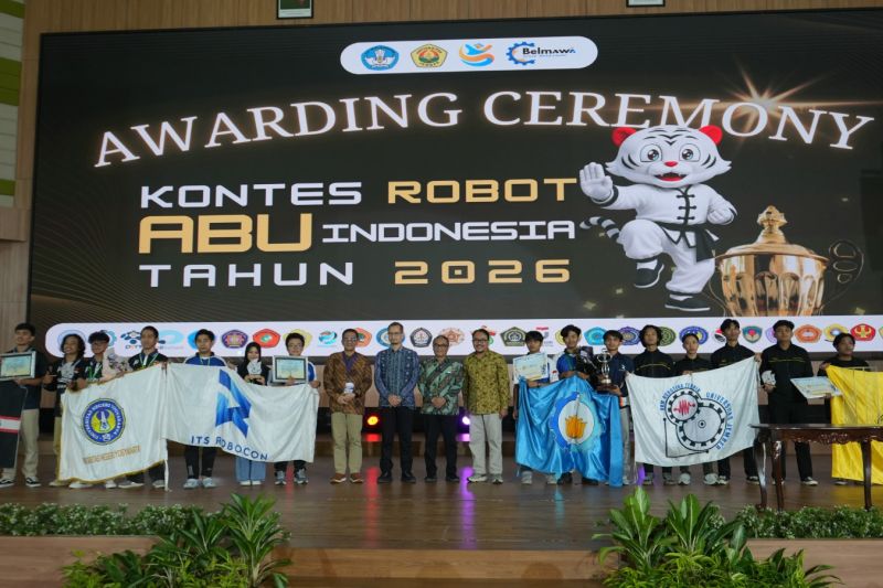 Tim robot Richie ITS menerima trofi juara KRAI 2026 di Universitas Jember.